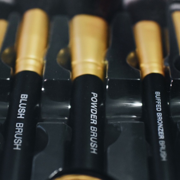 La Soie | Powder to Eye Makeup Brush Set - Picture 3 of 5